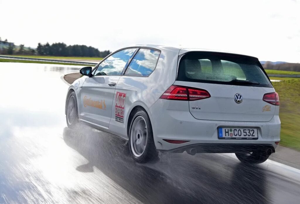 Auto Express Ganzjahrestest 2023: Ein Volkswagen Golf auf Probefahrt | Foto: Auto Express 
