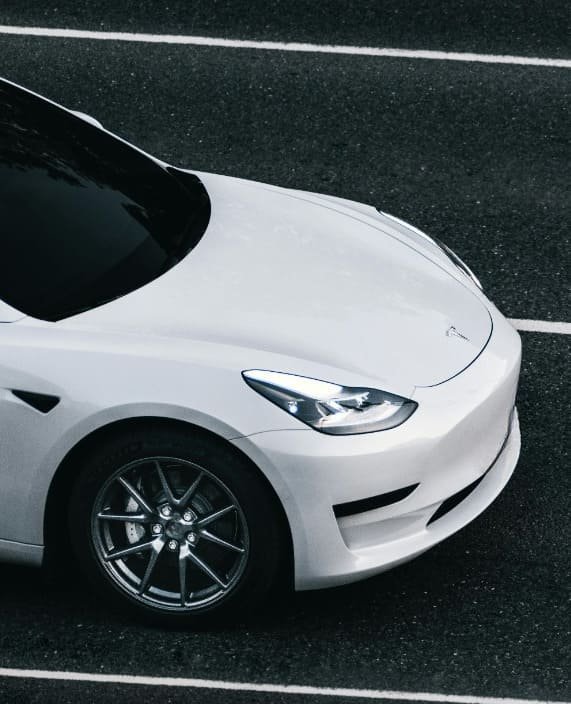 Tesla-Elektrofahrzeug auf der Straße : David Gari : Pexels